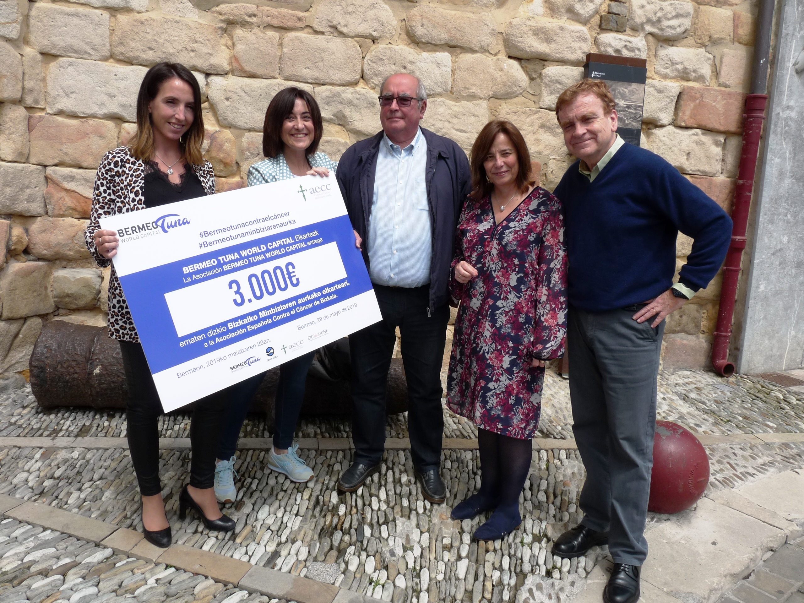 29/05/2019.  Bermeo Tuna World Capital -ek  3.000€ eman dizkio Bizkaiko AECCri